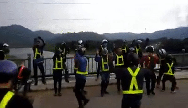 Nhóm phượt bật nhạc nhảy giữa đường làm xấu hình ảnh phượt thủ