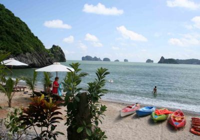 Tắm biển tại đảo Khỉ Cát Bà trải nghiệm thú vị khi đến Cát Bà