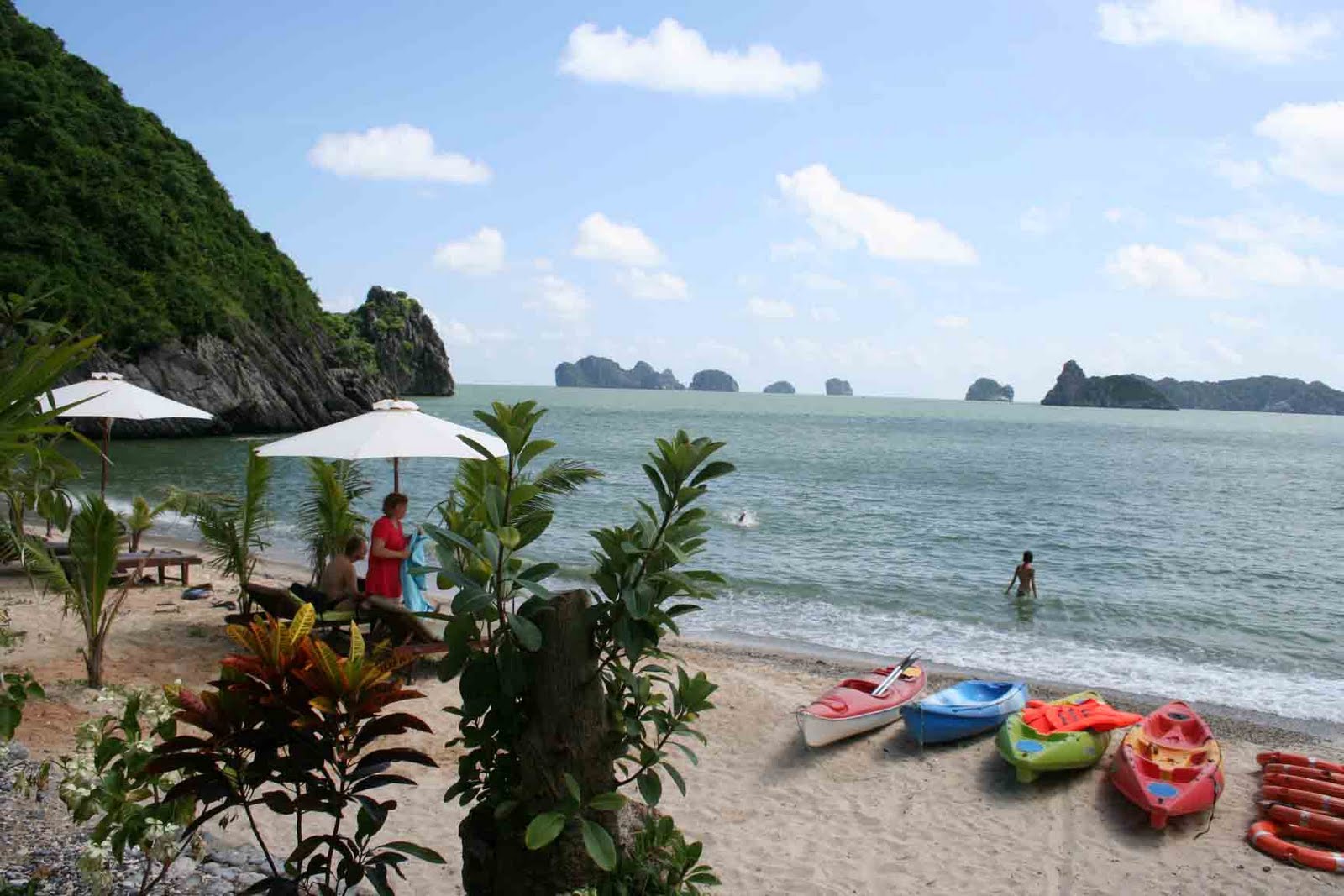 Tắm biển tại đảo Khỉ Cát Bà trải nghiệm thú vị khi đến Cát Bà