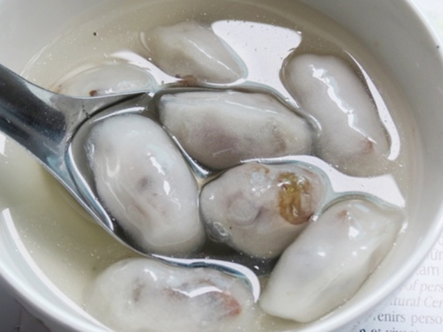 Món ngon lạ xứ Huế: chè bột lọc nhân heo quay