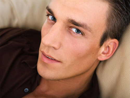 Con trai có nên đi sửa mũi hay không? ai giúp em với ạ