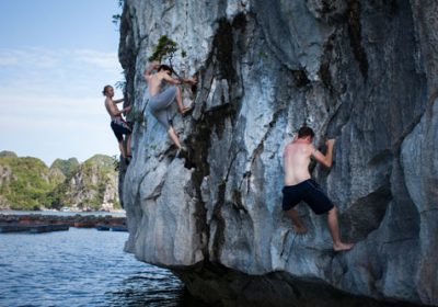 Leo núi trò chơi thú vị khi đi du lịch Cát Bà